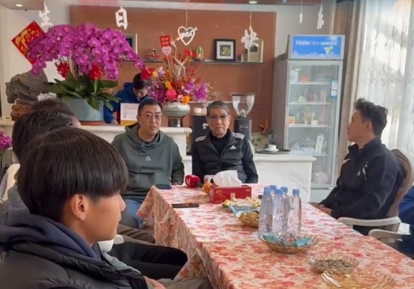  申花董事長(cháng)谷際慶帶領(lǐng)部分球員，前往崇明基地看望徐根寶指導