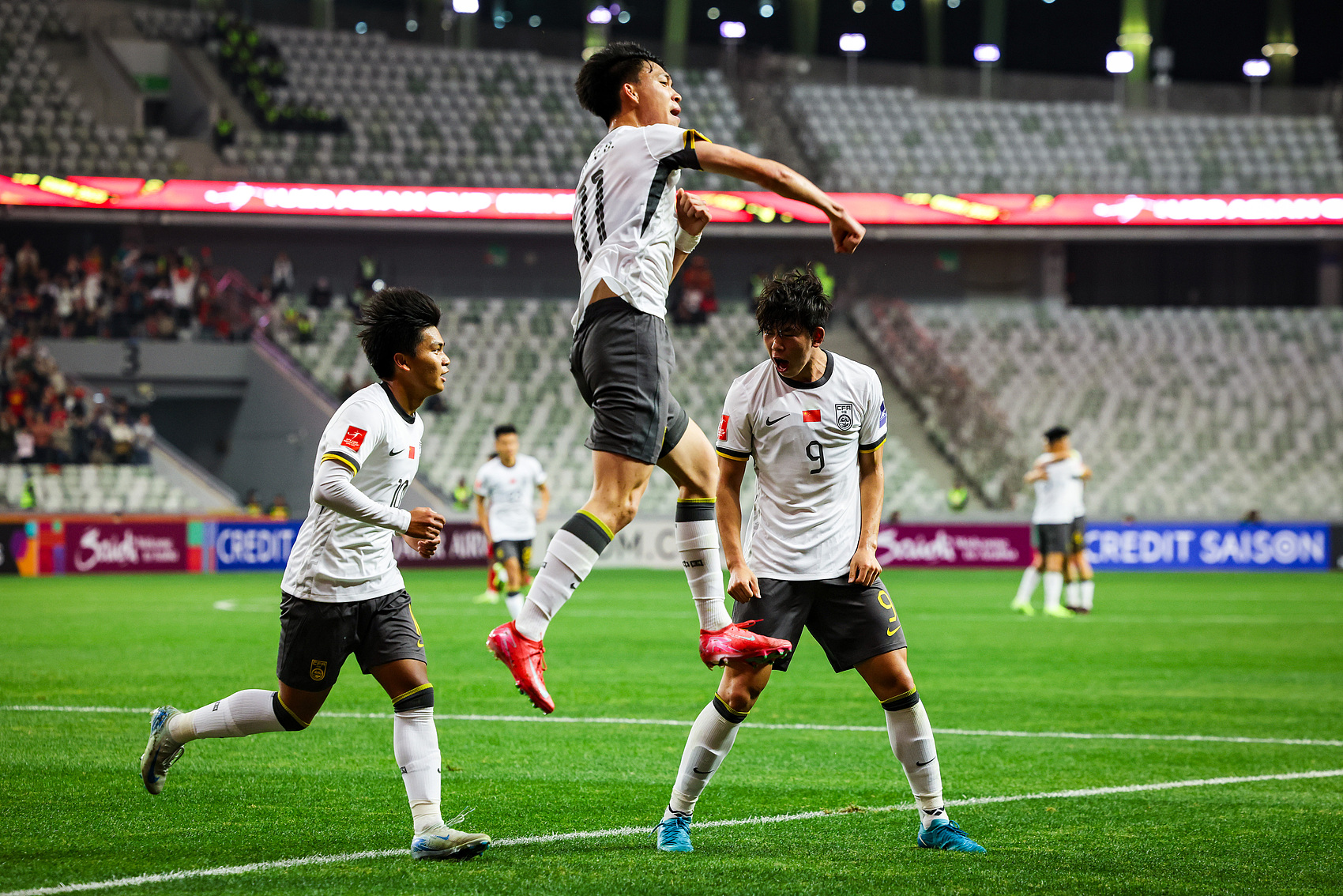  全面壓制！國青半場(chǎng)控球率高達7成，射門(mén)比9-3，造對方3張黃牌