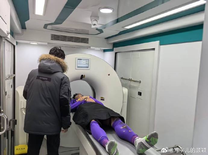 補時(shí)階段頭部被撞，天津記者：目前謝維軍正在醫院接受檢查