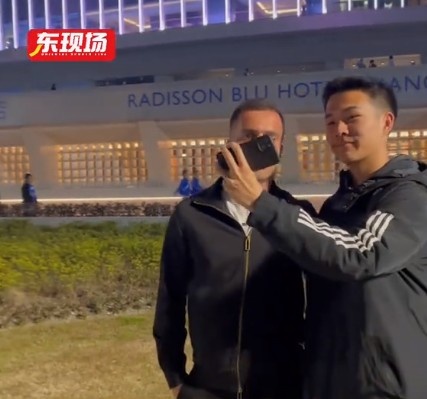 塞爾吉尼奧現身上海八萬(wàn)人體育場(chǎng)，并與球迷親切打招呼合影