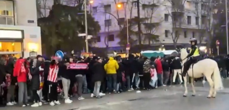  馬競球迷進(jìn)入伯納烏時(shí)向人群投擲雜物，導致安保對其進(jìn)行脫鞋檢查