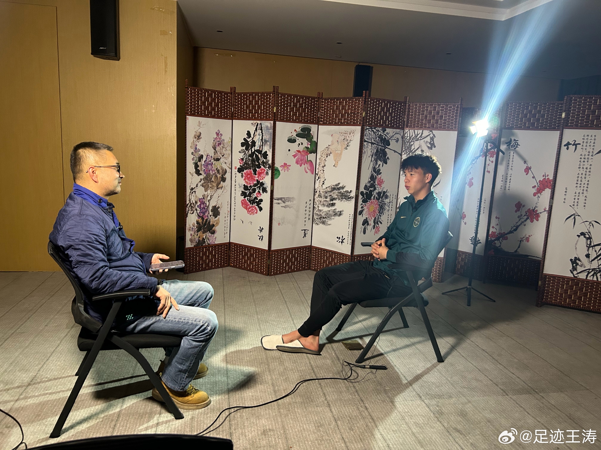  記者：王鈺棟視韋世豪為偶像&想加他微信，現進(jìn)了國足不知加到?jīng)]