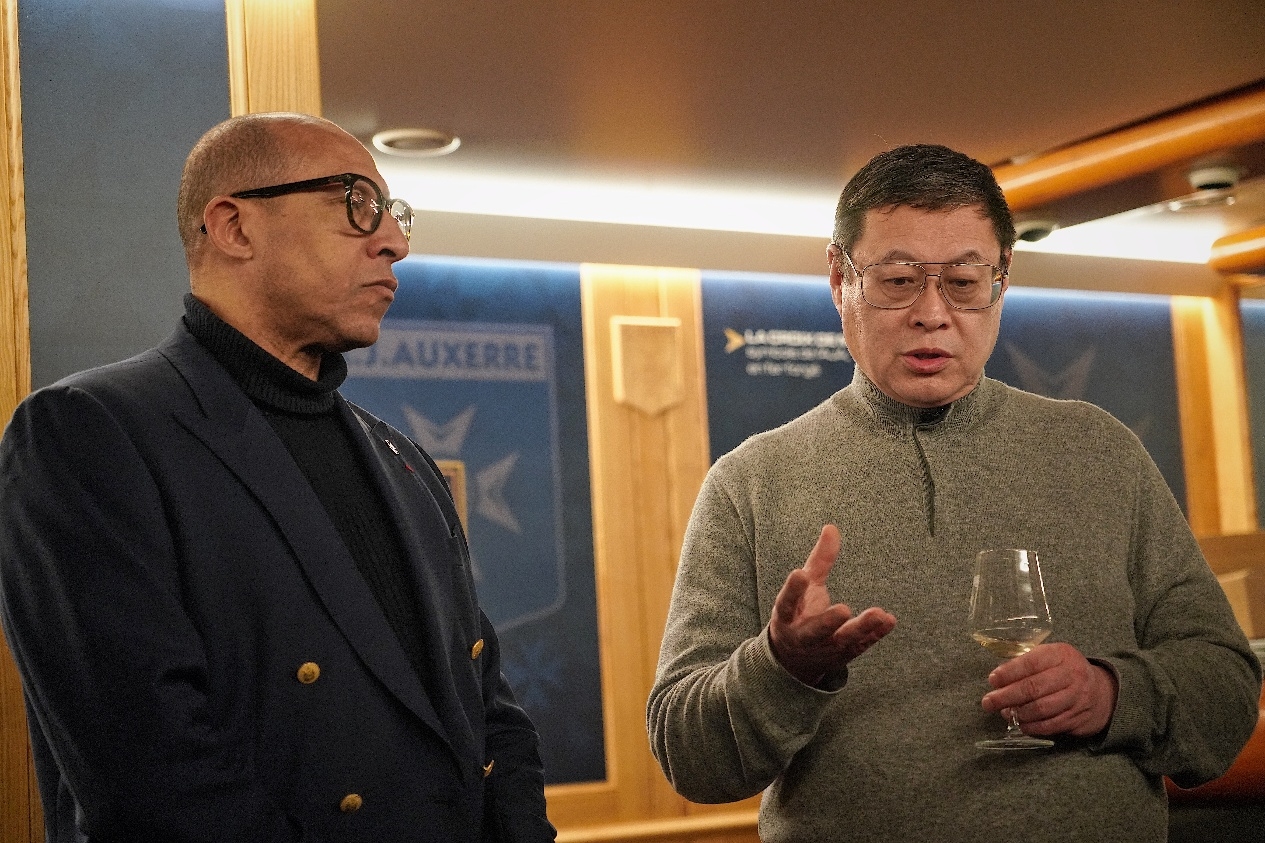  法國足協(xié)主席迪亞洛做客歐塞爾，并與董事會(huì )主席周云杰會(huì )晤