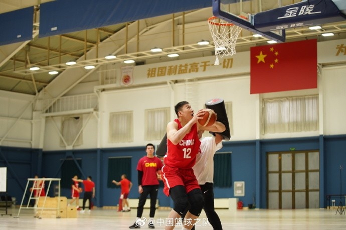  中國籃球之隊官博：大塊頭 大能量 祝李炎哲25歲生日快樂(lè )！