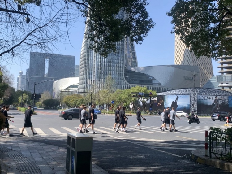  心態(tài)放松，有網(wǎng)友拍到澳大利亞隊早上在萬(wàn)象城citywalk