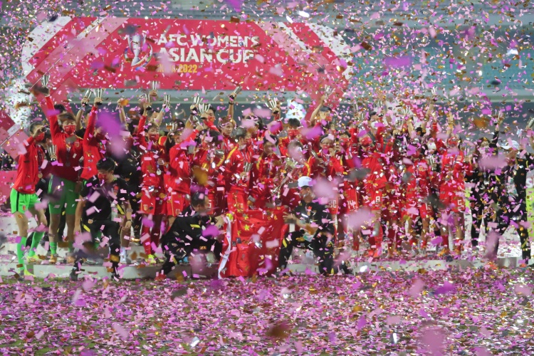  中國女足亞洲杯奪冠三周年！決賽3-2逆轉韓國，時(shí)隔16年再登頂