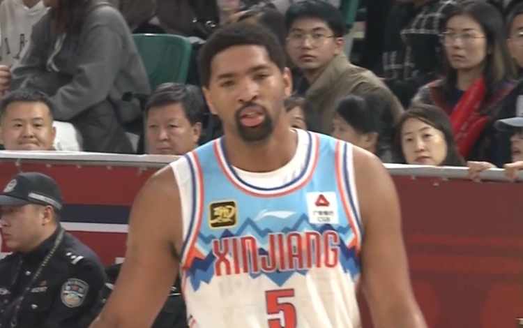  狀態(tài)出色！勞森首節打滿(mǎn)10分鐘5中4高效拿到11分2板1斷